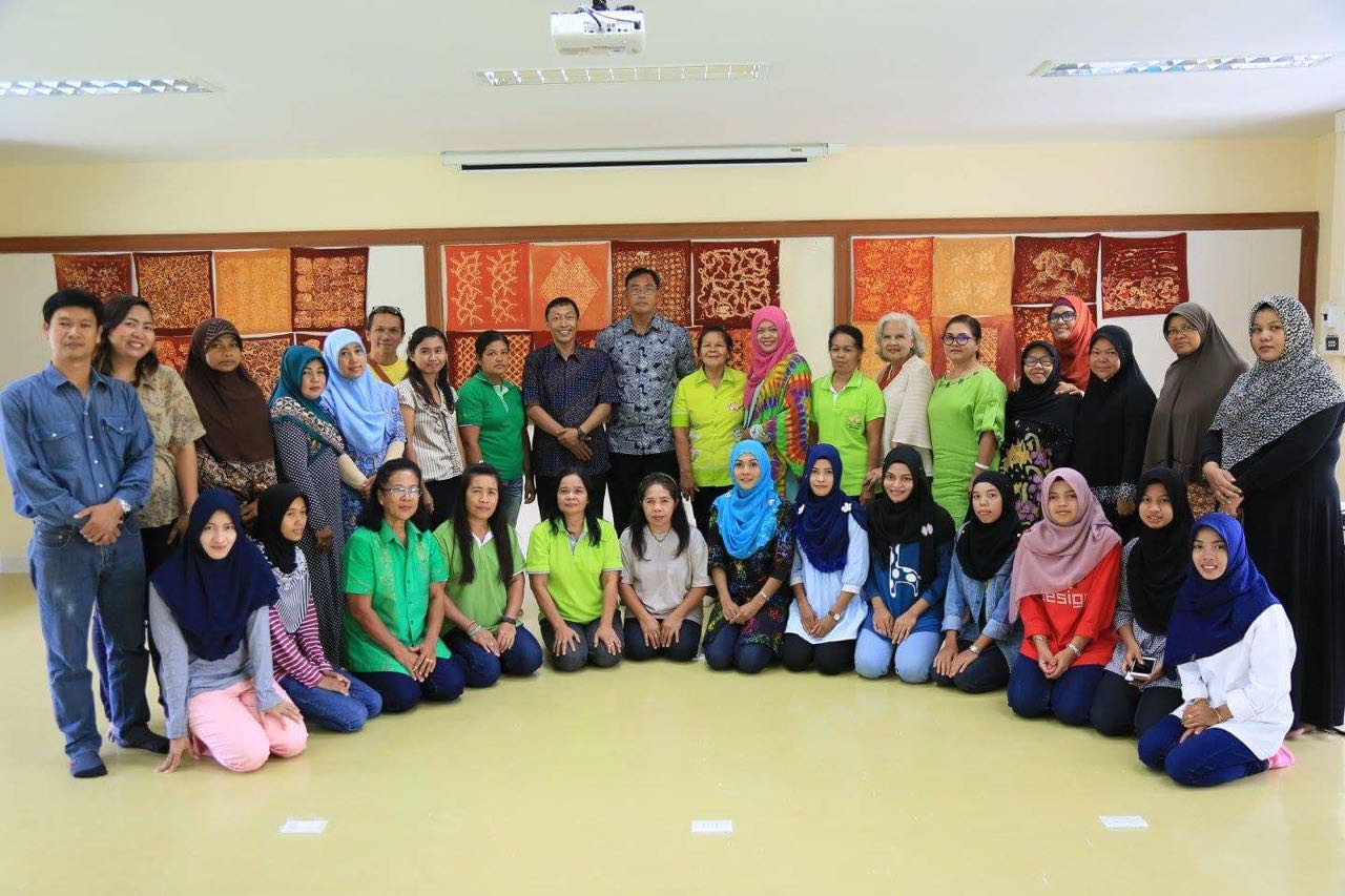 Dr. GATUT SUSANTO MENGENALKAN BATIK INDONESIA DI NEGARA THAILAND