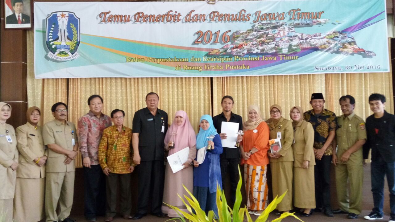 Dosen Ilmu Perpustakaan UM Sebagai Pemenang Lomba Menulis Narasi Lokal Konten Jawa Timuran