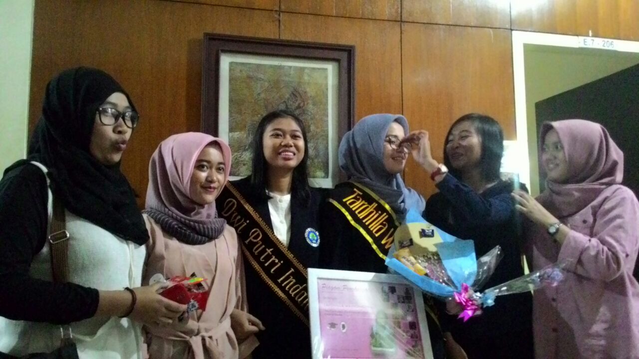 MAHASISWA MERAYAKAN KEMENANGAN