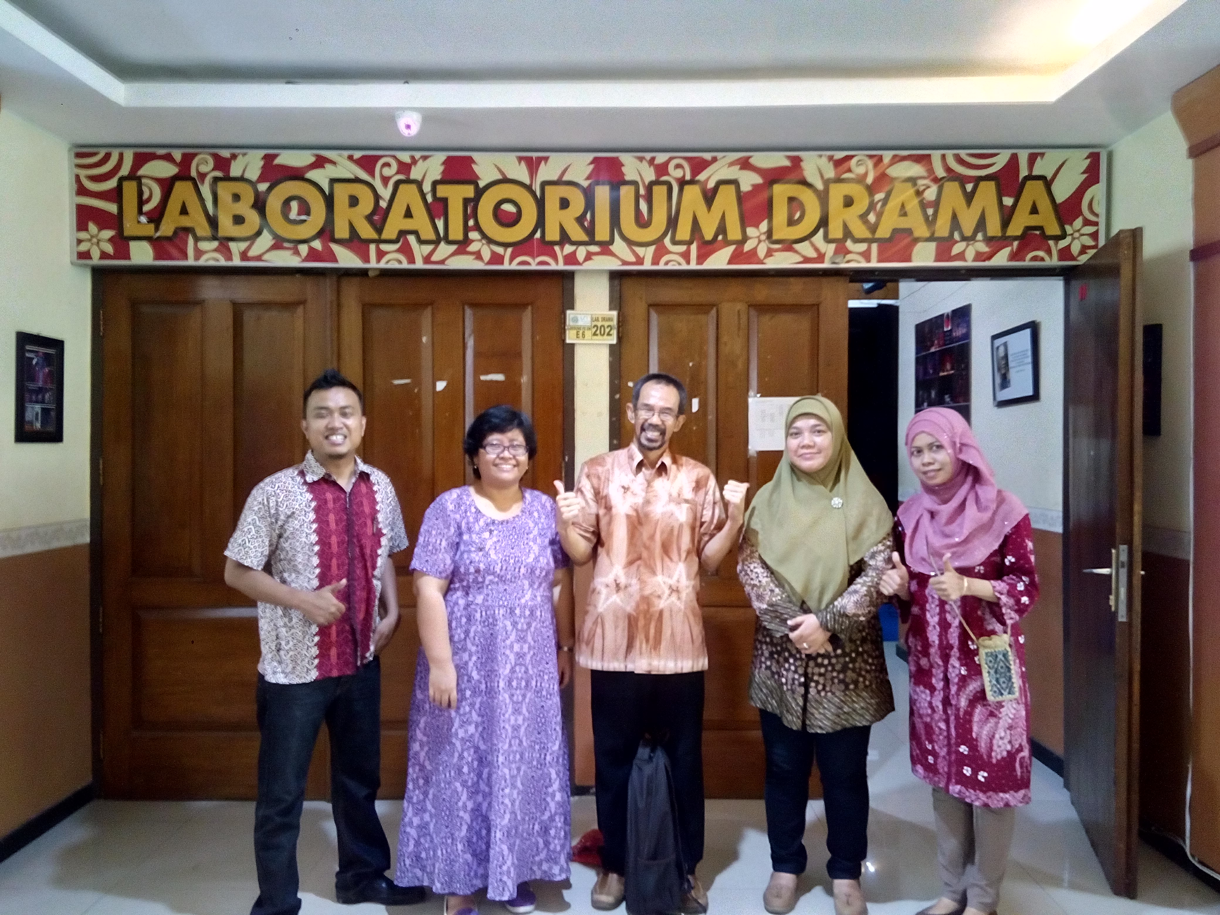 DOSEN UNESA STUDI BANDING DI LABORATORIUM DRAMA