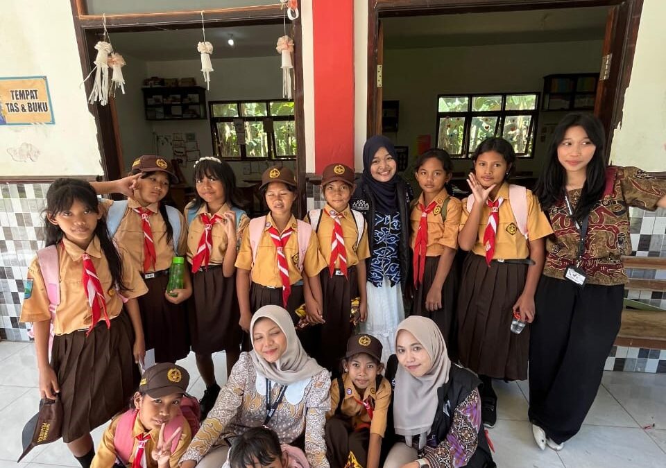 Literasi Ganda di SDN 4 Sitiarjo: Mahasiswa UM dan GSP Jawa Timur Tanamkan Edukasi Emosional dan Lingkungan